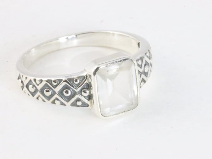 Bewerkte zilveren ring met bergkristal - maat 17
