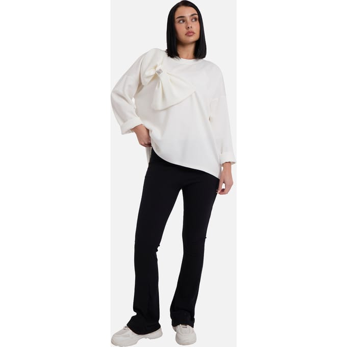 Crèmekleurige oversized trui met contrasterende strik aan de zijkant