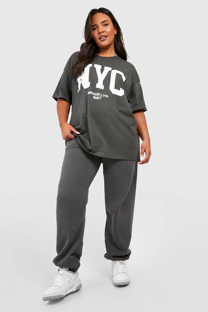 boohoo Dames Plus Nyc Oversized T-shirt | Houtskool | Maat: 46
