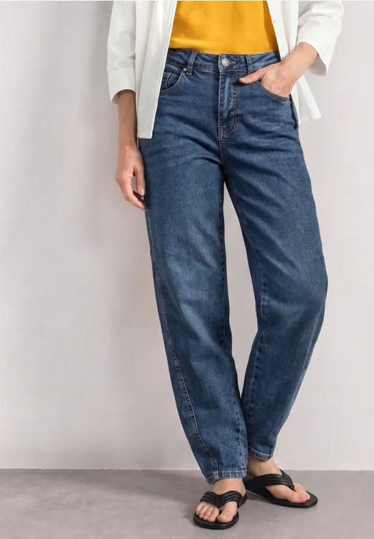 High Waist Barrel Leg jeans in Loose Fit