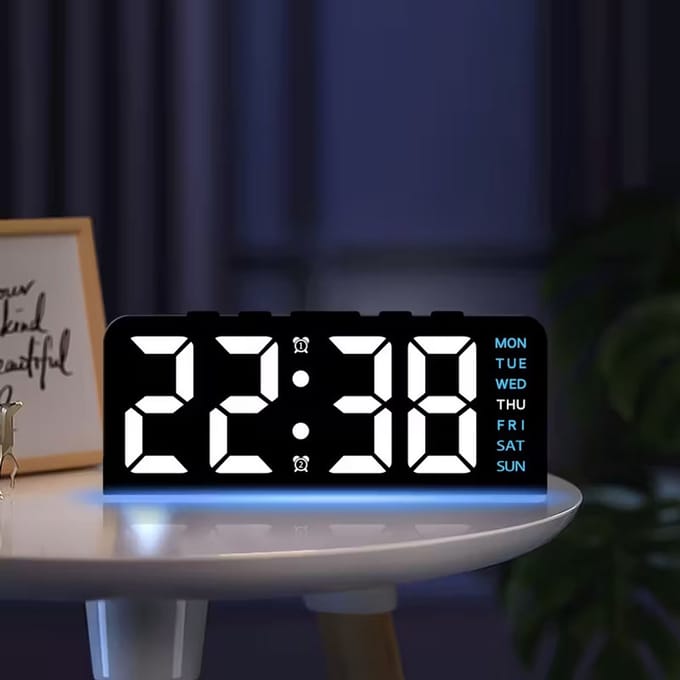 Innovatieve LED Digitale Wekker met Blauwe Sfeerverlichting, Datumweergave en USB Aansluiting – Modern Plat Design voor Thuis en Kantoor