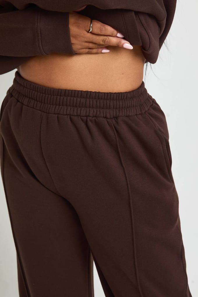 boohoo Dames Plus Core Basis Pintuck-detail Rechtpijpige Jogger | Chocoladebruin | Maat: 44