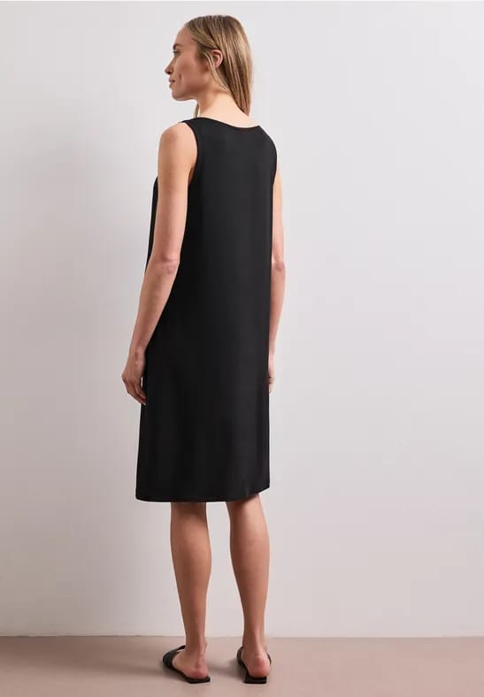 Knielange jurk met gespdetail