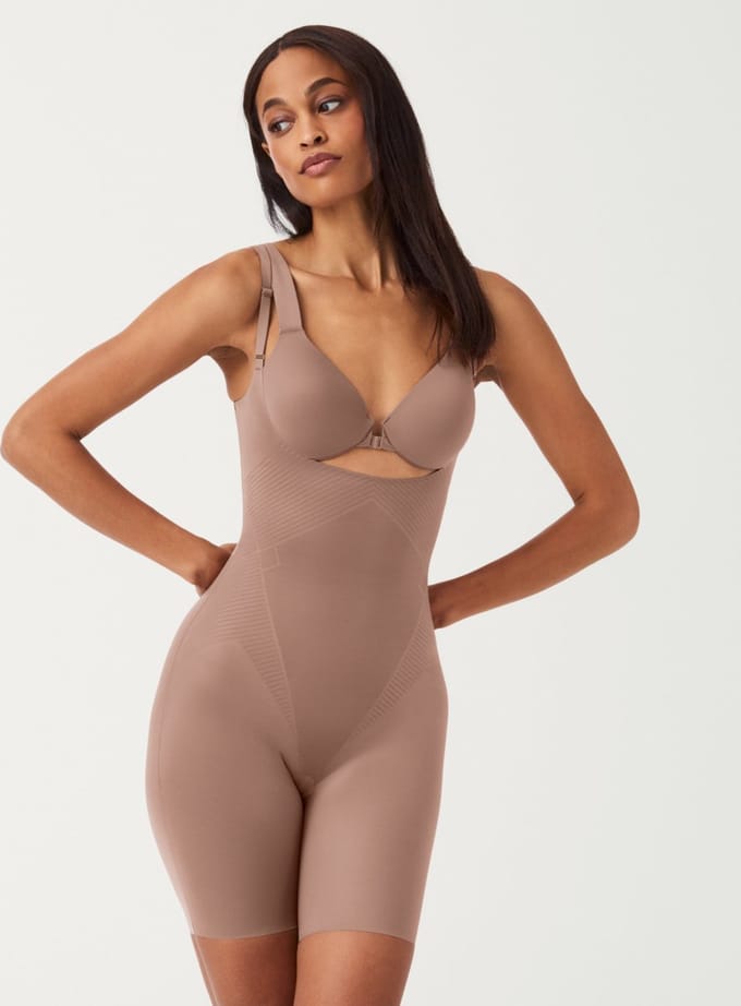SPANX-  Maat M - Thinstincts 2.0 Open-bust Mid Thigh Bodysuit | Kleur Café au Lait (Dark Nude)
