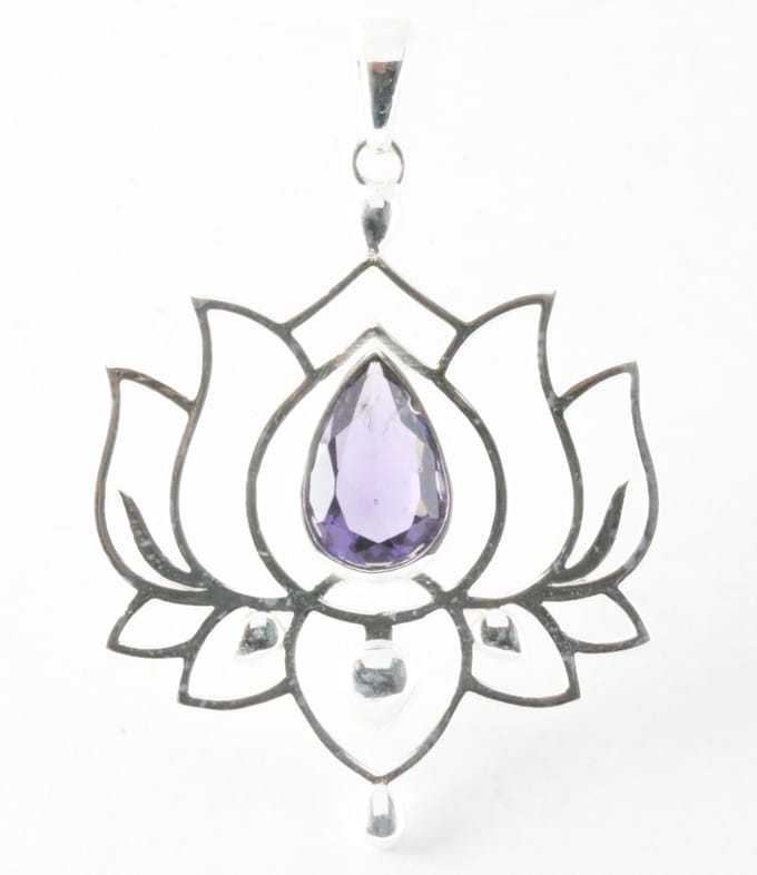 Opengewerkte zilveren lotus hanger met amethist