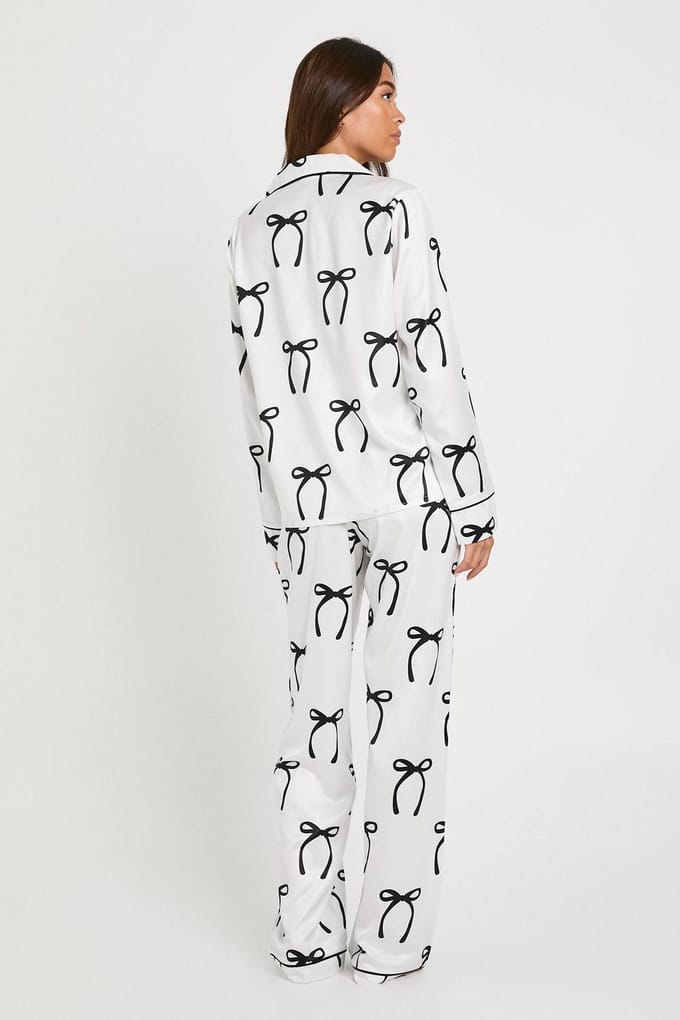 boohoo Dames Satijn Strikprint Langmouwshirt & Broek Pyjama Set | White | Maat: 16
