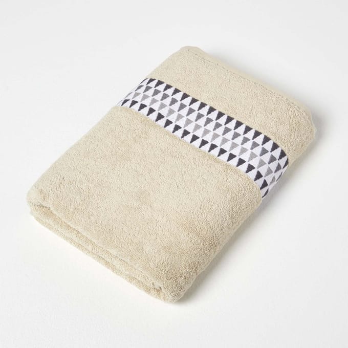 Homescapes Beige badhanddoek met rand en driehoekspatroon, 70 x 130 cm