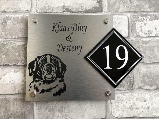 Naambordje / huisnummer voordeur Sint Bernard hond