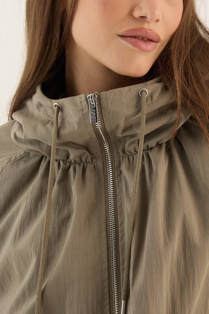 Dames Dsgn Studio Trechter Hals Windbreaker Met Capuchon | Licht Kaki | Maat: 3XL