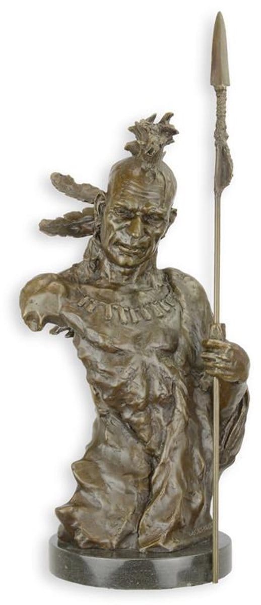 EEN BRONZEN BEELD VAN EEN TORSO VAN EEN INDIAANSE KRIJGER
