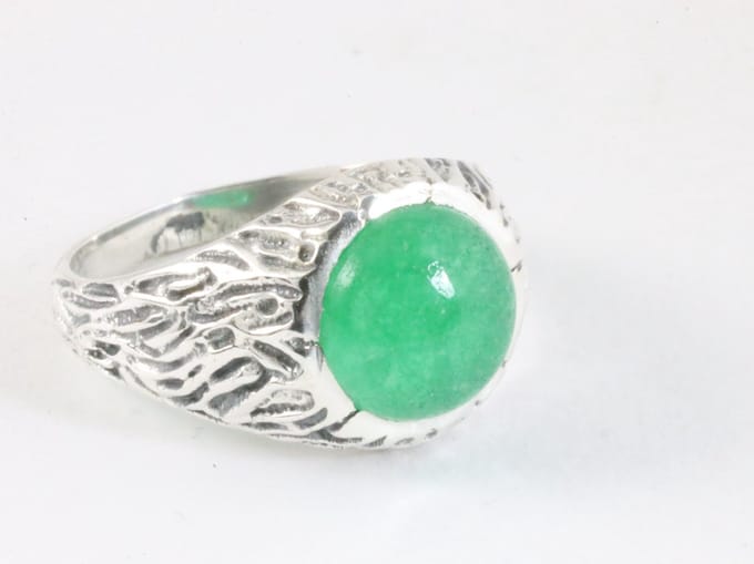 Bewerkte zilveren ring met jade - maat 18.5