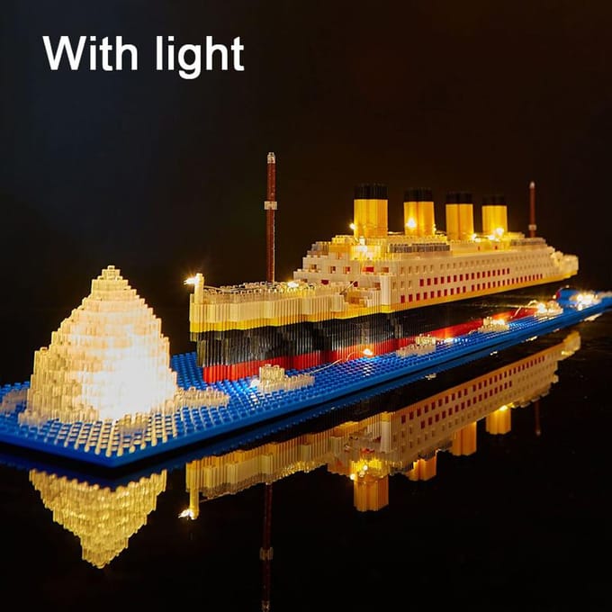 Jouets du navire Titanic cadeau d'anniversaire assemblage bloc de construction featuring lampe jouet jeu de construction jouet brown