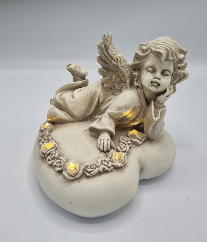 Engel - Liggend op hart - 65601 - Polystone - Led - Grafdecoratie - Beeld - Inclusief batterijen