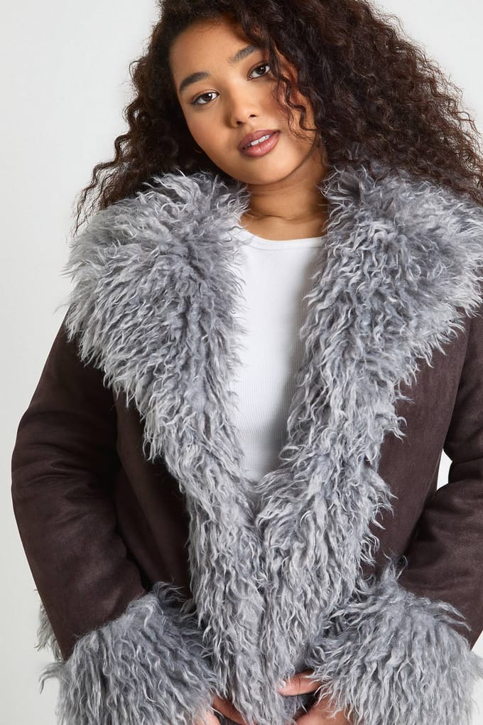 boohoo Dames Jas met nep bontaccent in suede-look | Chocolate | Maat: 10