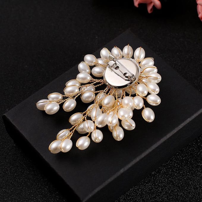 Elegante handgeweven parel broche corsage pin voor kledingaccessoires white