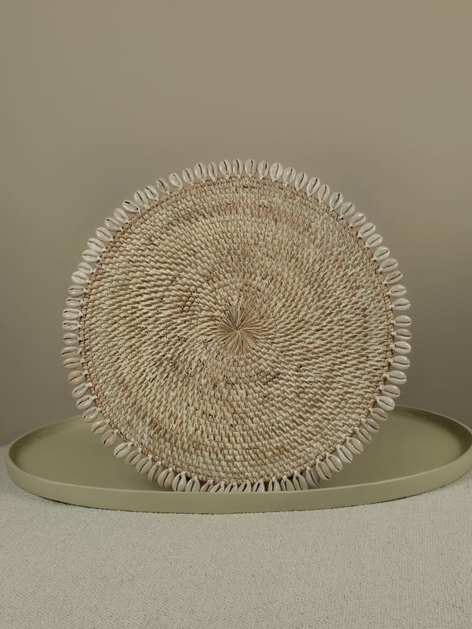 Blitzdeco - Placemat Rond - Dean - Licht Beige Rotan met Witte Schelpen - Handgemaakt
