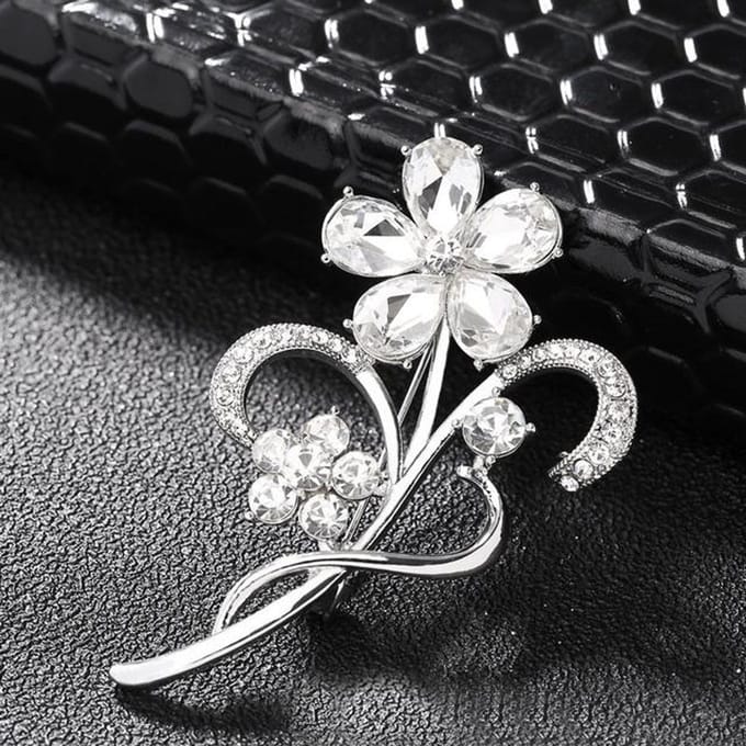 Broche en forme de fleur pour femme Style simple petit frais Strass Accessoires vestimentaires Broche blanc