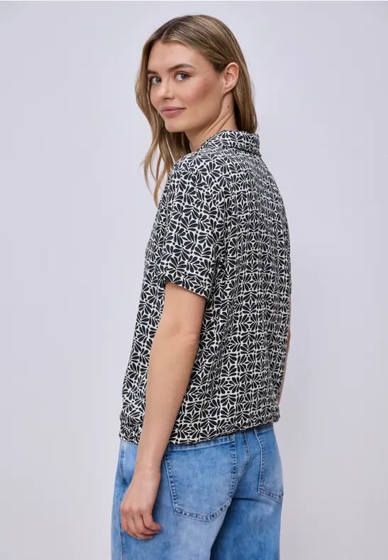 Blouse met korte mouwen en bowlingkraag
