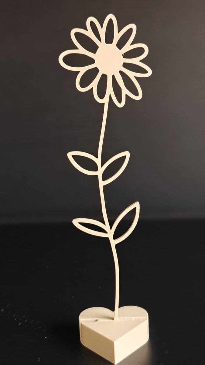 Geboortebloem April – Madeliefje | Levensbloem beige op hartvormige standaard (22 cm)