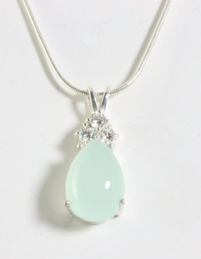 Zilveren hanger met aqua chalcedoon en witte topaas aan ketting