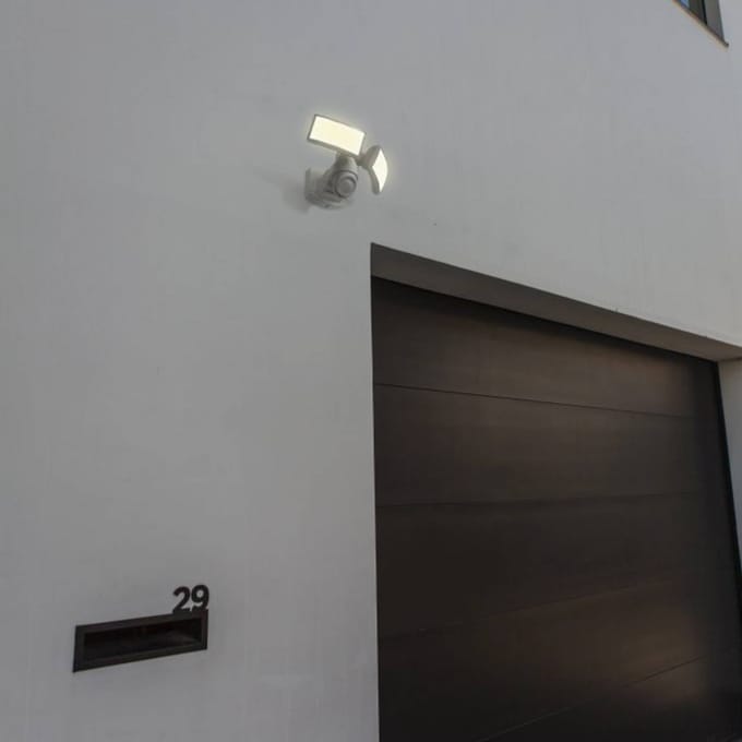 LUTEC Arc - LED wandlamp voor buiten met sensor - PIR bewegingssensor - Dag/nacht sensor - 1200Lm krachtige schijnwerper - 5000K helder licht - IP54 extra weerbestendig - Wit