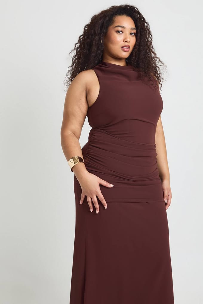boohoo Dames Plus Cowl Neck Geplooide Rok Maxi Jurk | Chocoladebruin | Maat: 48