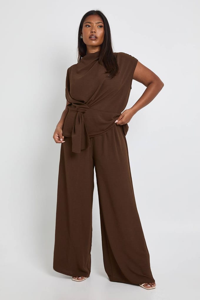 boohoo Dames Plus Geweven Drapeer Blouse & Broek Co-ord | Chocoladebruin | Maat: 44