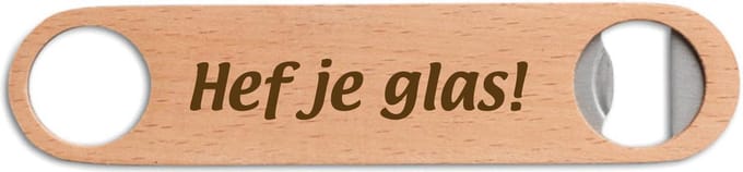 Gegraveerde bieropener/flesopener met de tekst Hef je glas