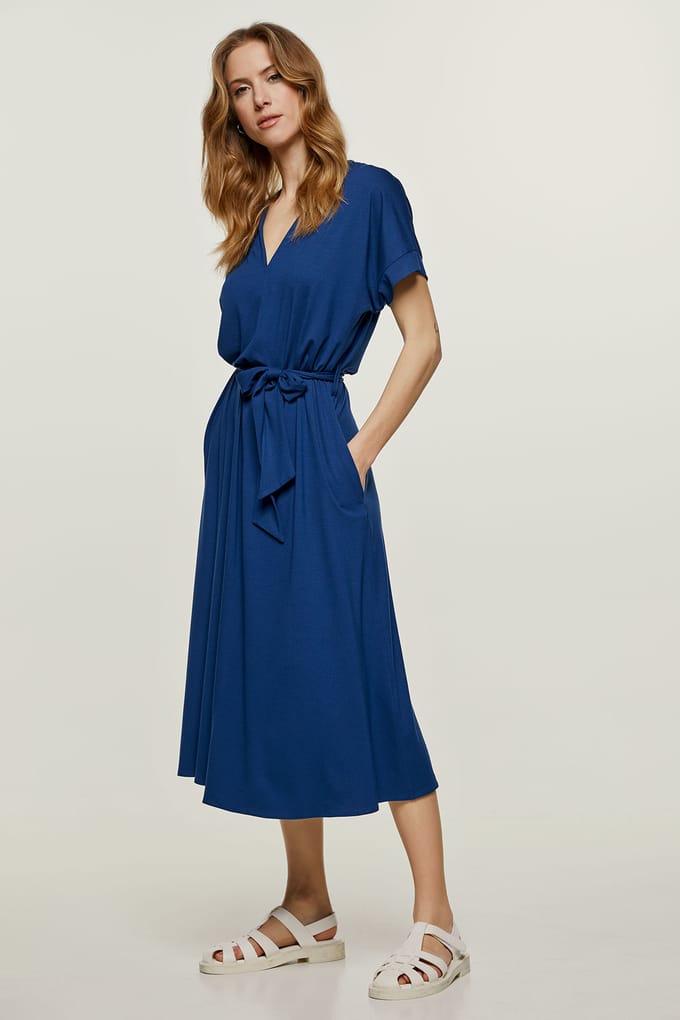 Blauwe jersey midi-jurk met riem