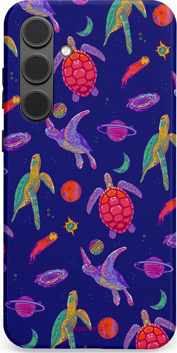 Casetastic hoesje geschikt voor Samsung Galaxy S24 Plus - Dubbellaagse bescherming - Kosmische schildpad - Fashion Case - Donkerblauw Lavendel