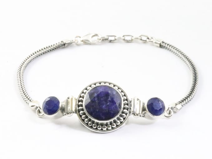 Bewerkte zilveren armband met blauwe saffier