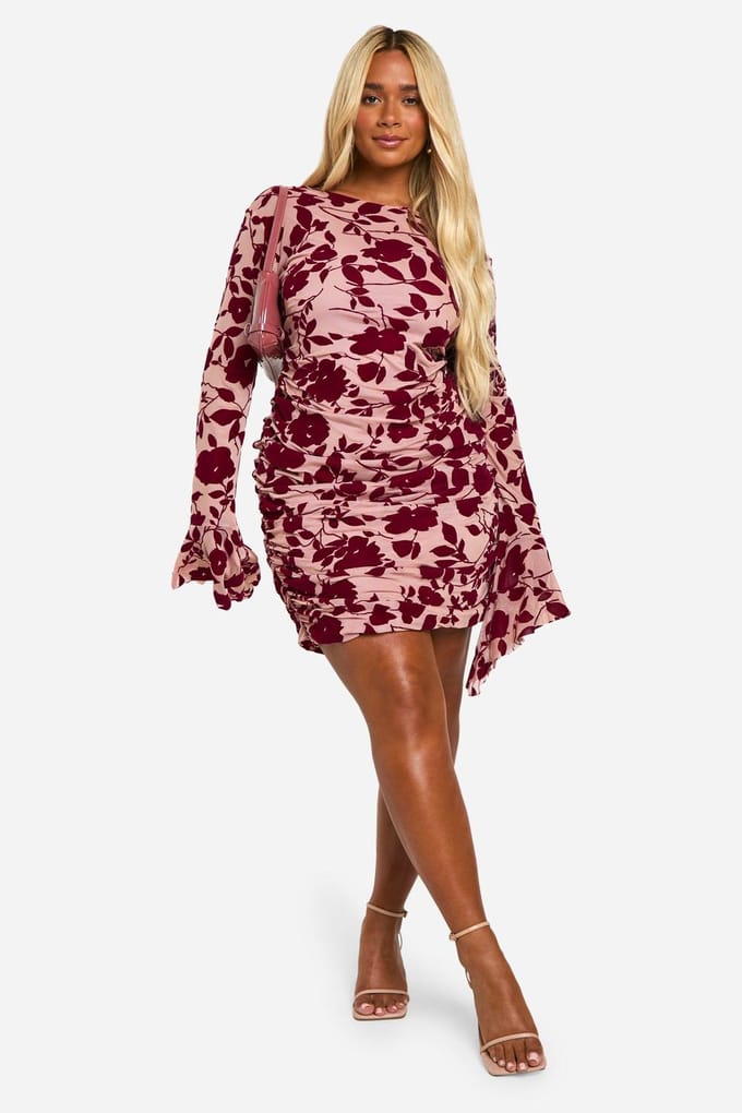 boohoo Dames Plus Devore Geruched Shift Jurk met Uitlopende Mouwen | Plum | Maat: 26