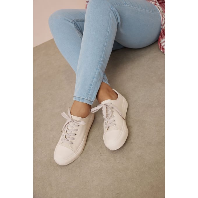 Yours Canvas Sneakers Met Vetersluiting In Een Extra Brede Pasvorm In Beigesize 39EEE