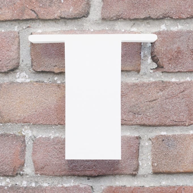 Huisnummer Broadway T wit - Huisnummerbord - 10 cm - zelfklevend