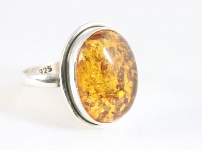 Ovale zilveren ring met amber - maat 18