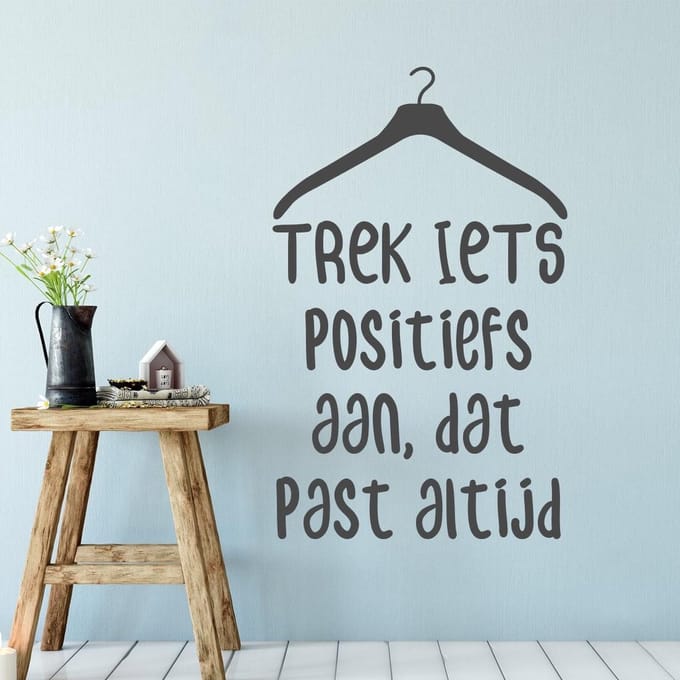 Muursticker "Trek iets positiefs aan dat past altijd" sticker