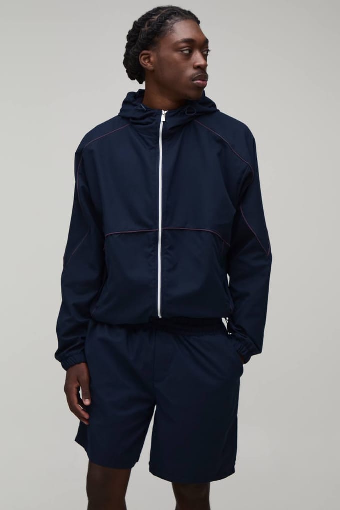 Windjack Met Trechterkraag En Contrastbies & Wijde Short Set | Navy | Size Medium