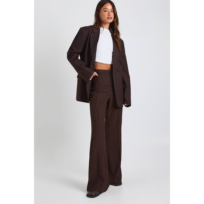 boohoo Dames Lange getailleerde slanke uitlopende broek | Chocoladebruin | Maat: 44