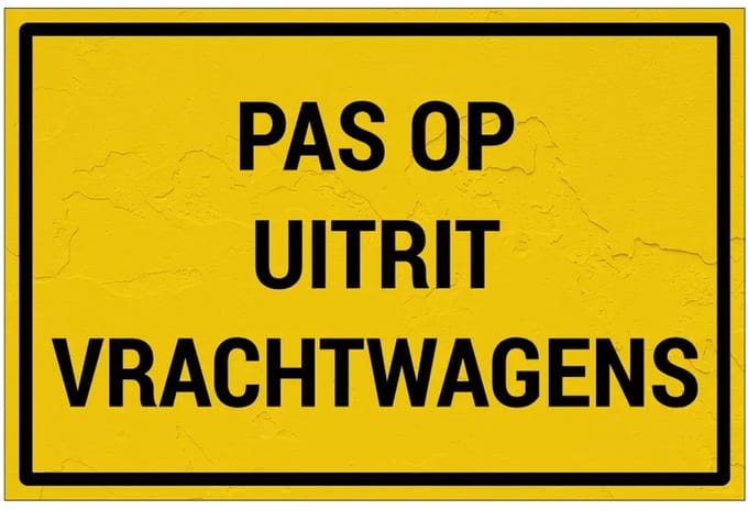 Pas op uitrit vrachtwagens bord | Sign Again materiaal | 45 x 30 cm