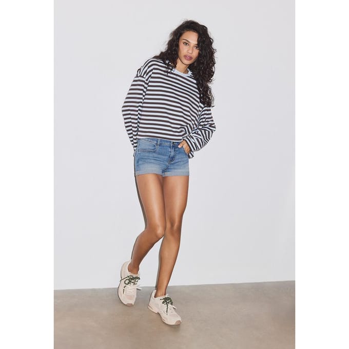 Stradivarius Denim short met omslag  LICHTE MIDDENBLAUWE DENIM WASSING 44