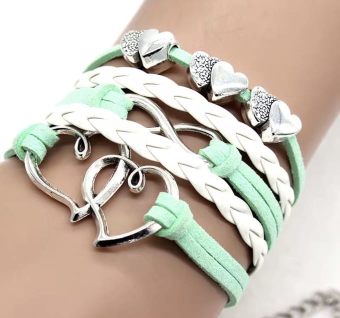 Armbandje 12Getit Lichtgroen wit hartjes.