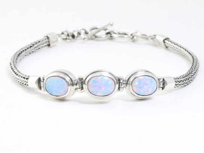 Traditionele zilveren snake armband met Australische opaal