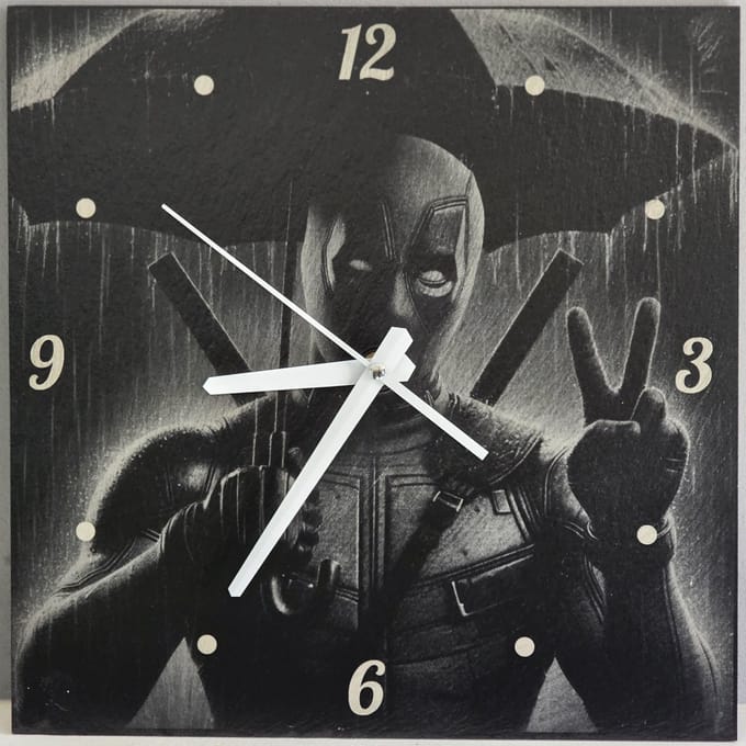 Wandklok Leisteen - Deadpool (Paraplu) - Laser gegraveerd