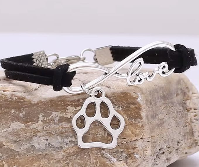 Armbandje 12Getit zwart met hondenpoot hangertje