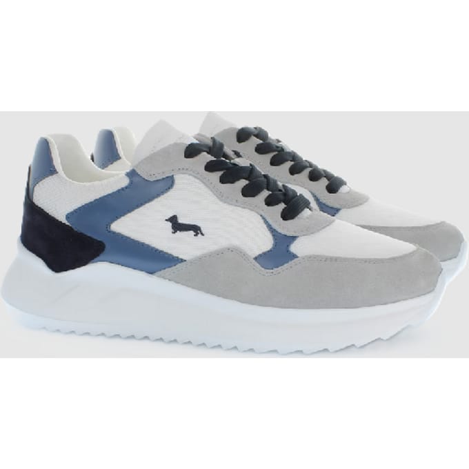 grijswitte suede schoenen