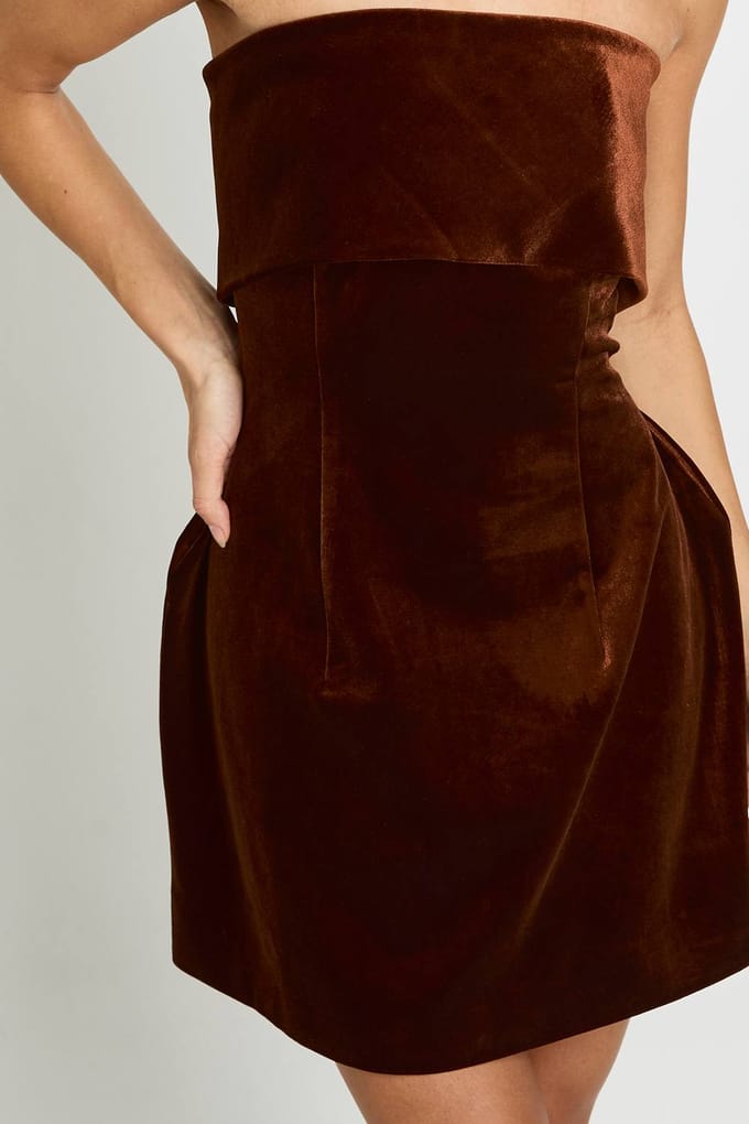 boohoo Dames Lange fluwelen Bardot crepe jurk | Chocoladebruin | Maat: 42