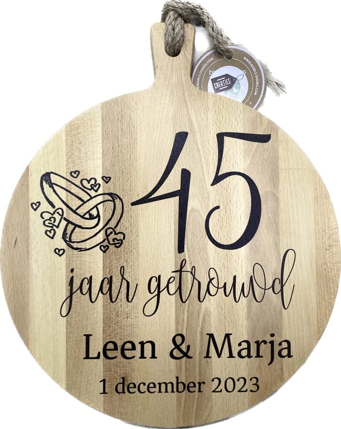 Serveerplank  rond - 30 cm - met de tekst 45 jaar getrouwd - te personaliseren met eigen naam en datum