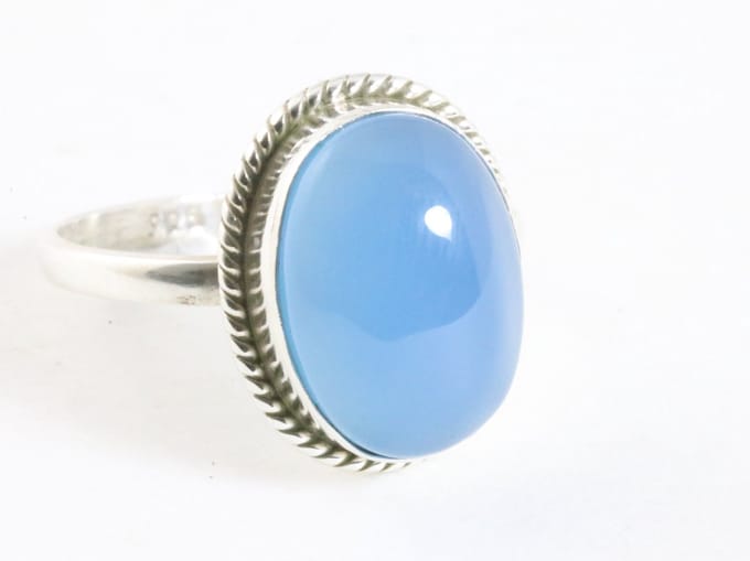 Bewerkte ovale zilveren ring met blauwe chalcedoon - maat 18.5