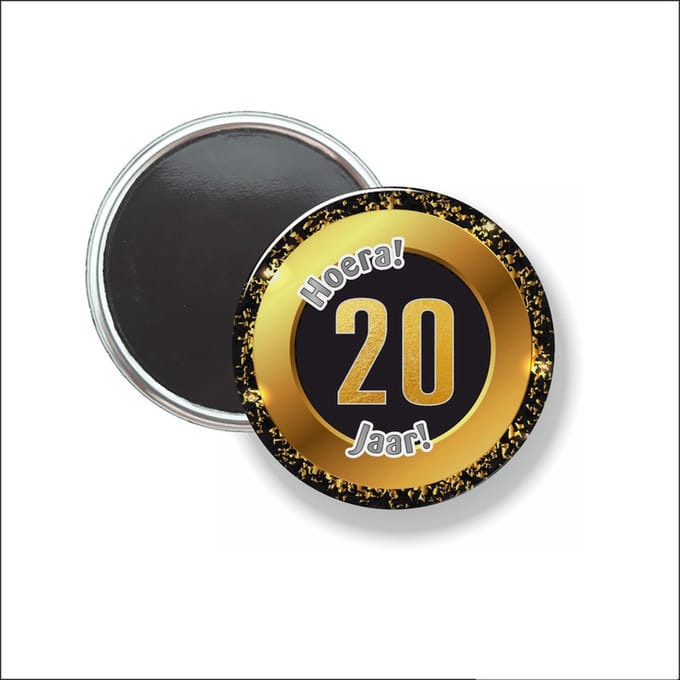 Button Met Magneet 58 MM - Hoera 20 Jaar - NIET VOOR KLEDING