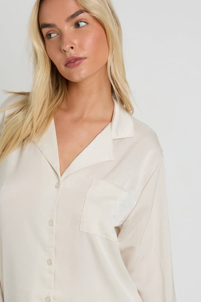 boohoo Dames Oversized satijnen langmouw shirt & broek pyjamaset | Cream | Maat: 14